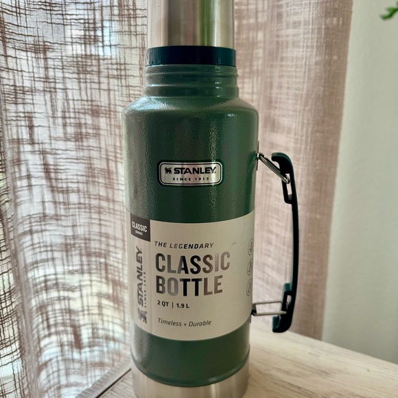 STANLEY Heritage Green Classic Bottle - The Legendary- 2 QT - Picture 2 of 4